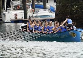 Las remeras de Tolosaldea llegan felices al muelle donostiarra.
