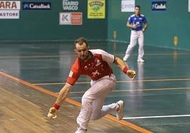 Elordi trata de llevar una pelota a buena en Zarautz.