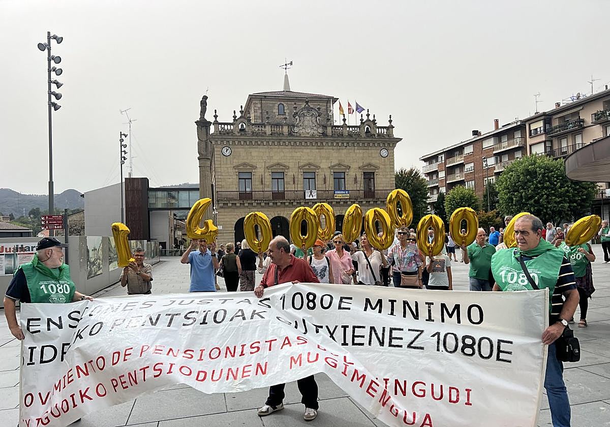 El movimiento de pensionistas de Txingudi, frente al Ayuntamiento.