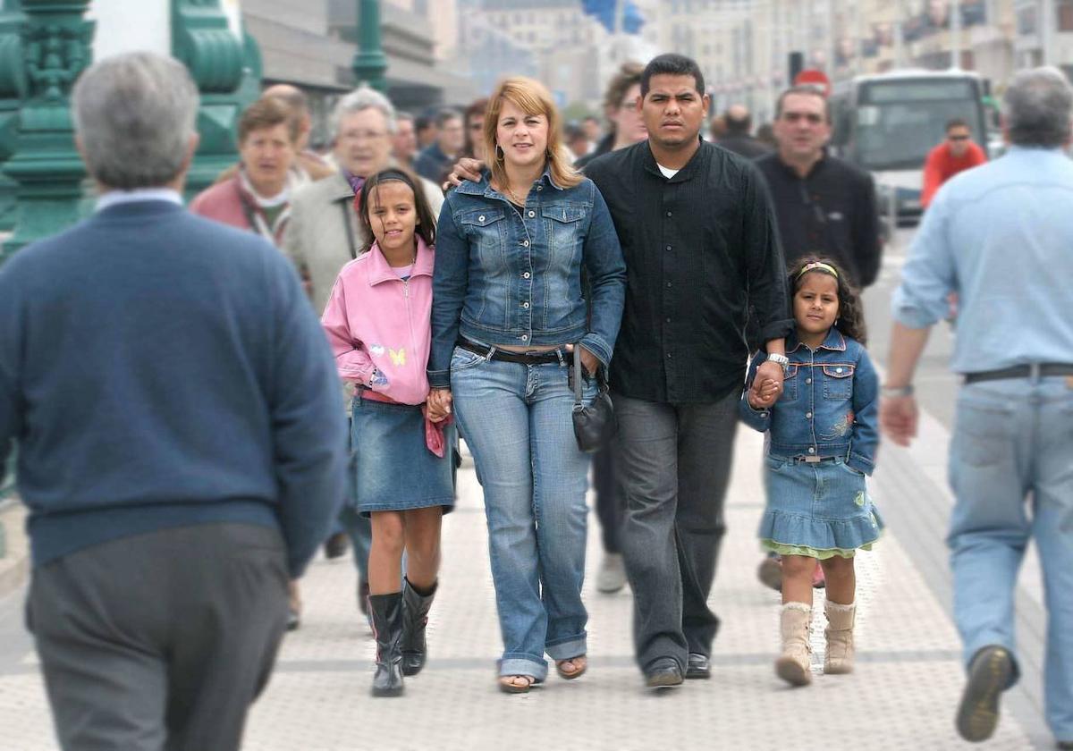 Una familia ecuatoriana pasea por Donostia.