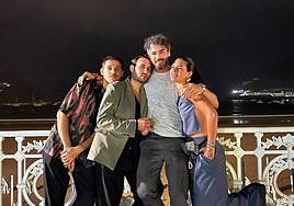 El actor Sükrü Özyildiz, con camiseta gris, en la barandilla de La Concha con tres amigos en la noche del sábado.