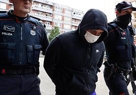 Dos agentes de la Ertzaintza trasladan al acusado.