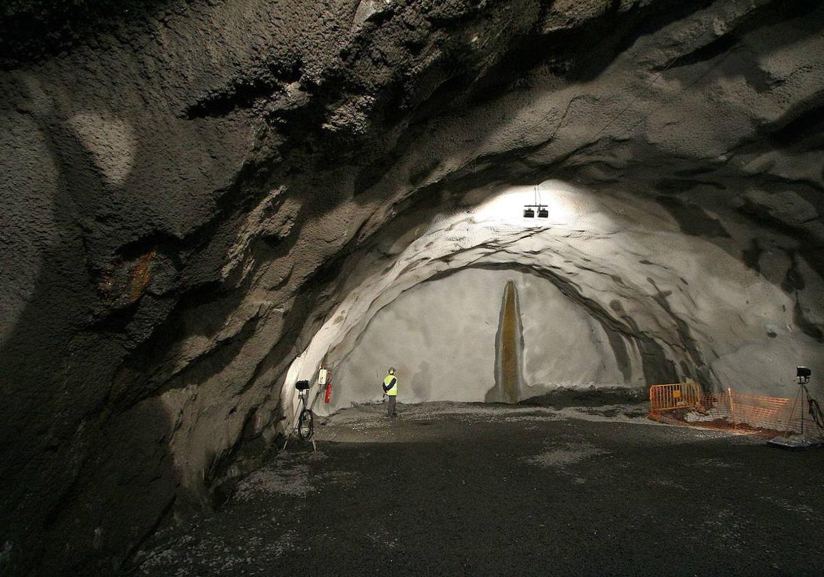 El interior de la montaña que acabaría siendo el túnel de Arlaban que une Vitoria y Gipuzkoa a través de la AP-1.