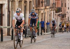 Patrón. Evenepoel se dirige a la salida de Lerma unos metros por delante de sus compañeros.