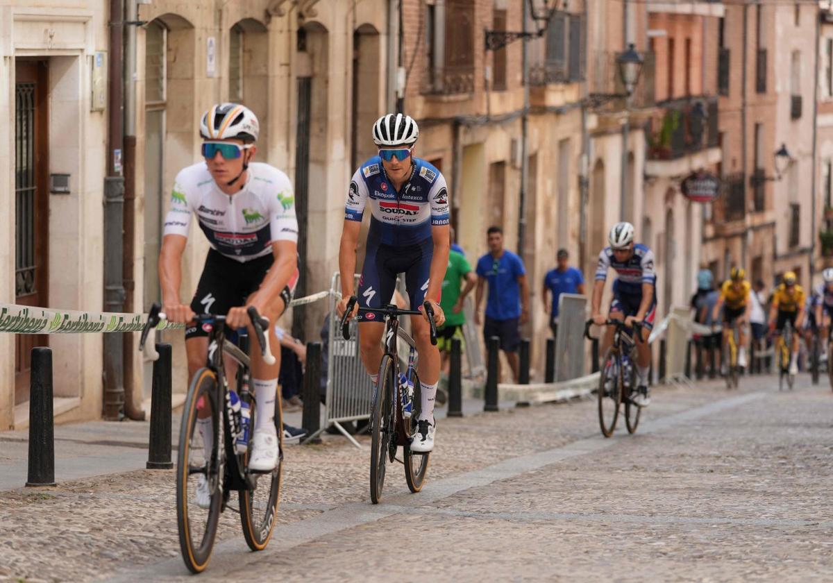 Patrón. Evenepoel se dirige a la salida de Lerma unos metros por delante de sus compañeros.