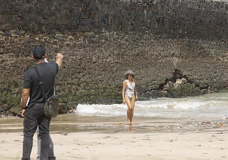 La brecha en el muro se apreció claramente por todos los que este miércoles se acercaron a la playa de Ondarreta.