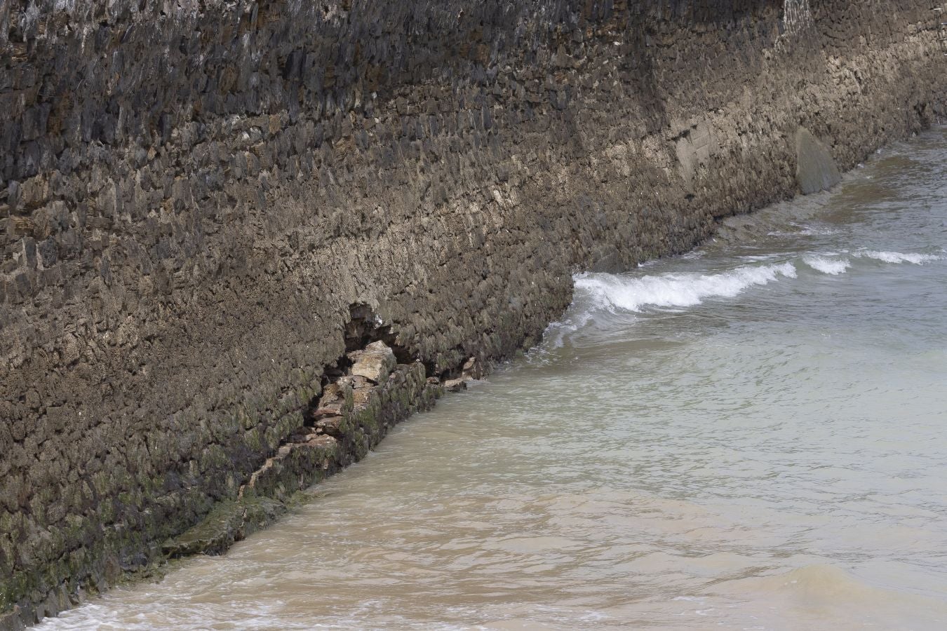 Una grieta de 18 metros amenaza el muro del Tenis