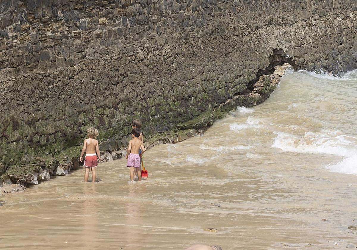 Una grieta de 18 metros amenaza el muro del Tenis