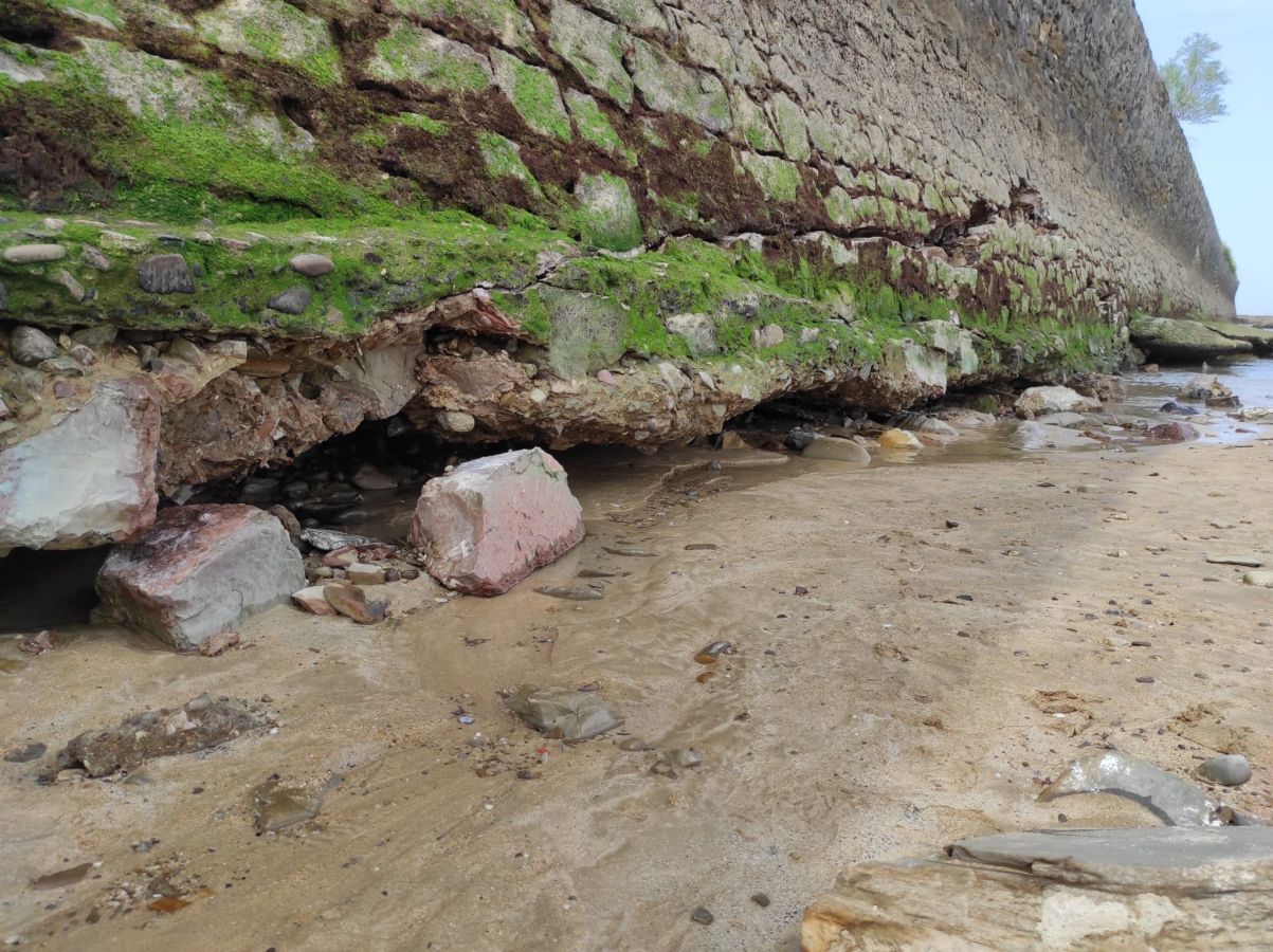 Una grieta de 18 metros amenaza el muro del Tenis