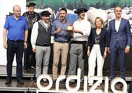 El medio queso ganador del concurso de Ordizia ha sido subastado por 3.550 euros, el precio más bajo desde que entró el Euro.