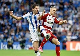 Zakharyan pelea un balón con Bryan en el último partido contra el Granada.
