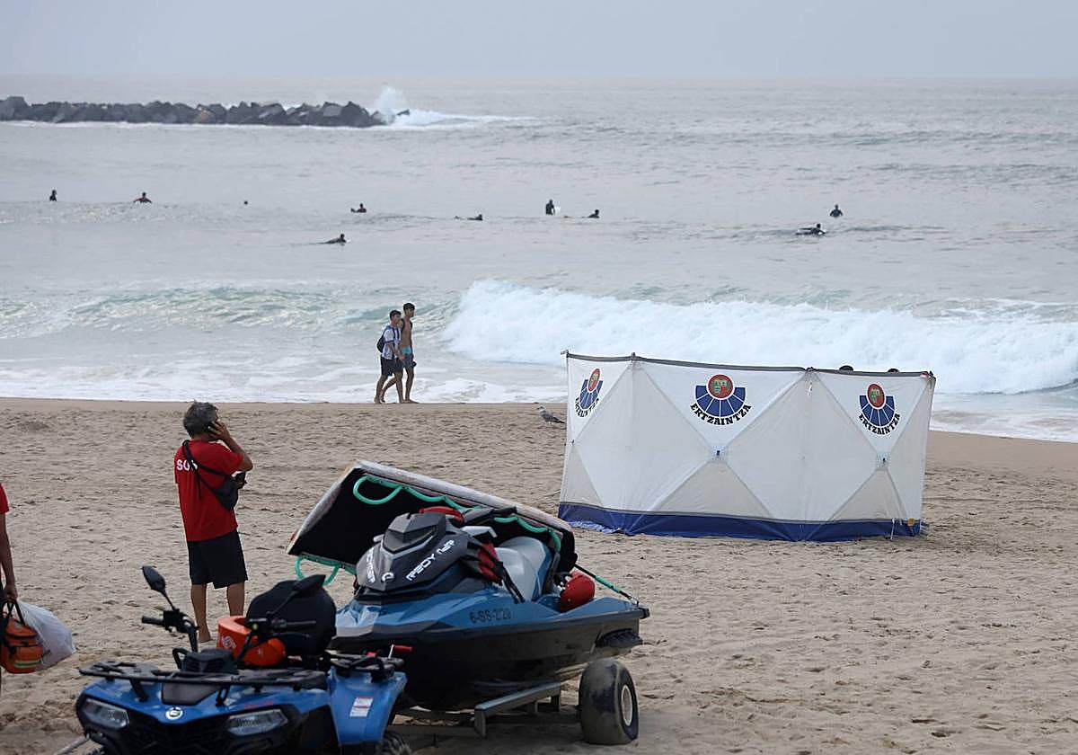 La Ertzaintza custodia el cuerpo del fallecido este lunes en la playa Zurriola de San Sebastián.