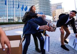 Una activista le lanza el primer pastel de crema a Michel O'Leary, el CEO de Ryanair, en Bruselas.