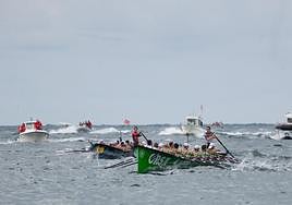 Gorka Aranberri y IosebaAmunarriz patroneando aUrdaibai y Hondarribiadurante una regata.