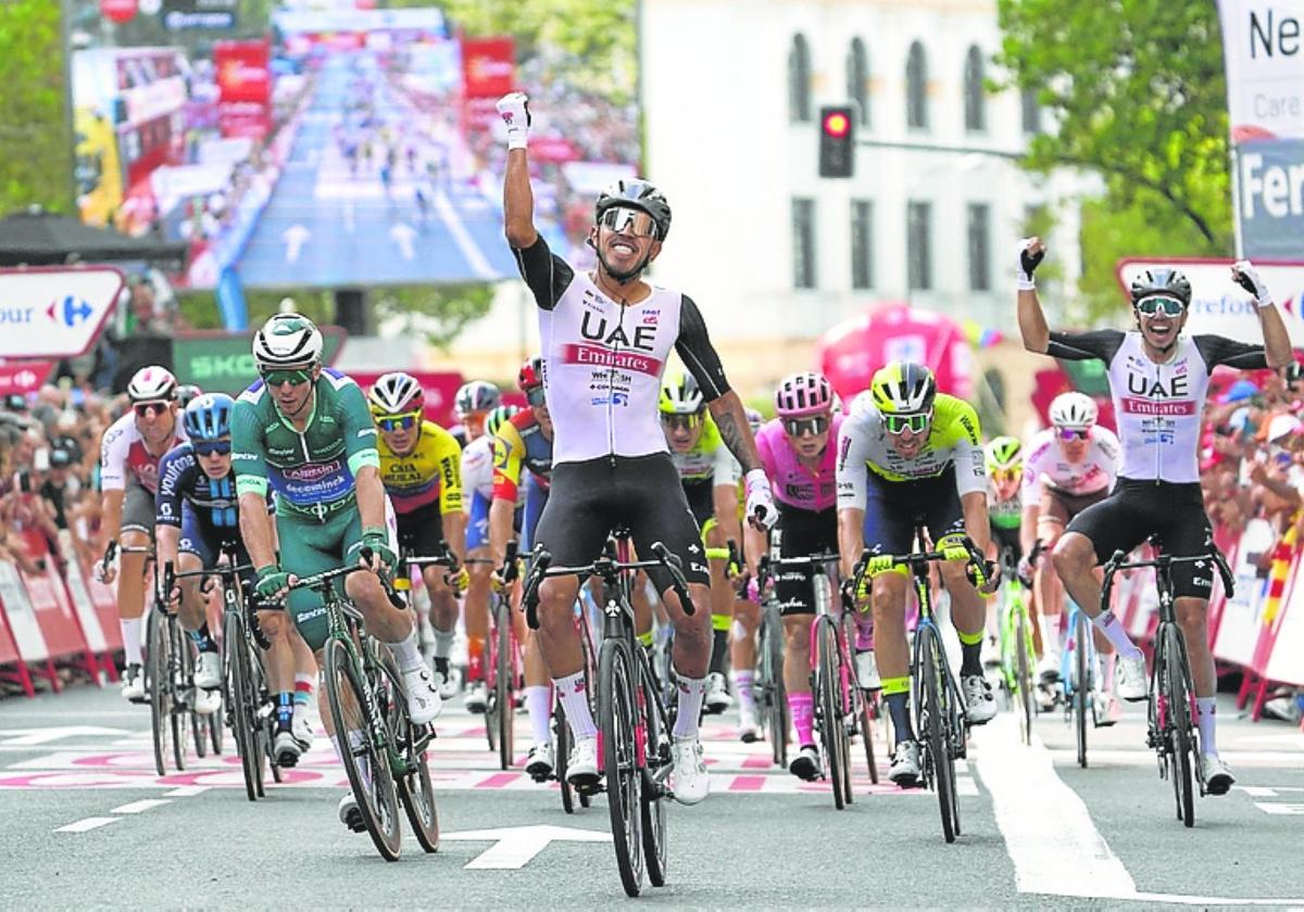 Molano se impone en la meta de Zaragoza y Oliveira lo celebra.