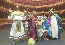 Integrantes del reparto de la zarzuela, en uno de los ensayos de 'La corte de Faraón' en el Victoria Eugenia.