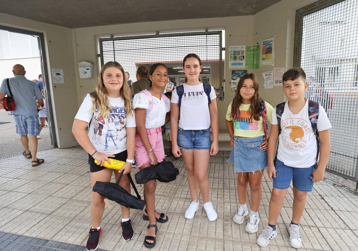 Niños en la entrada del centro Intxaurrondo Hegoa.