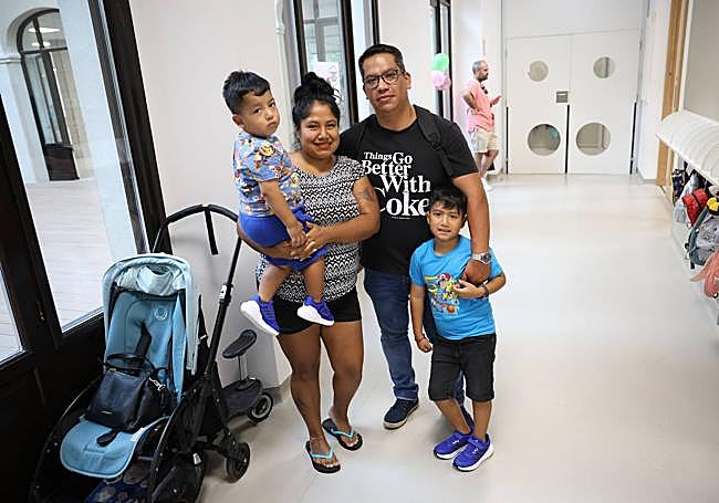 Johanna y Pablo junto a sus dos hijos en el centro Herrikide de Tolosa
