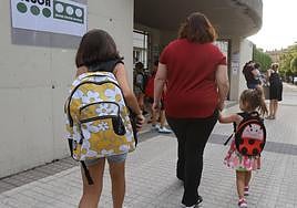 Dos niñas entran al Hegoa Ikastetxea de Intxaurrondo en la vuelta al colegio.