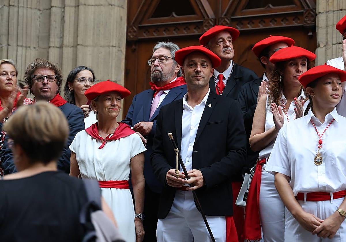 Igor Enparan, con la corporación municipal, e Eider Mendoza, en las escaleras de la iglesia de la Asunción y el Manzado esta mañana.