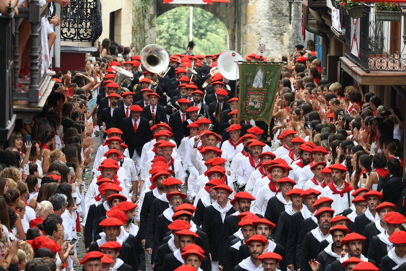 El Alarde de Hondarribia recorre las calles