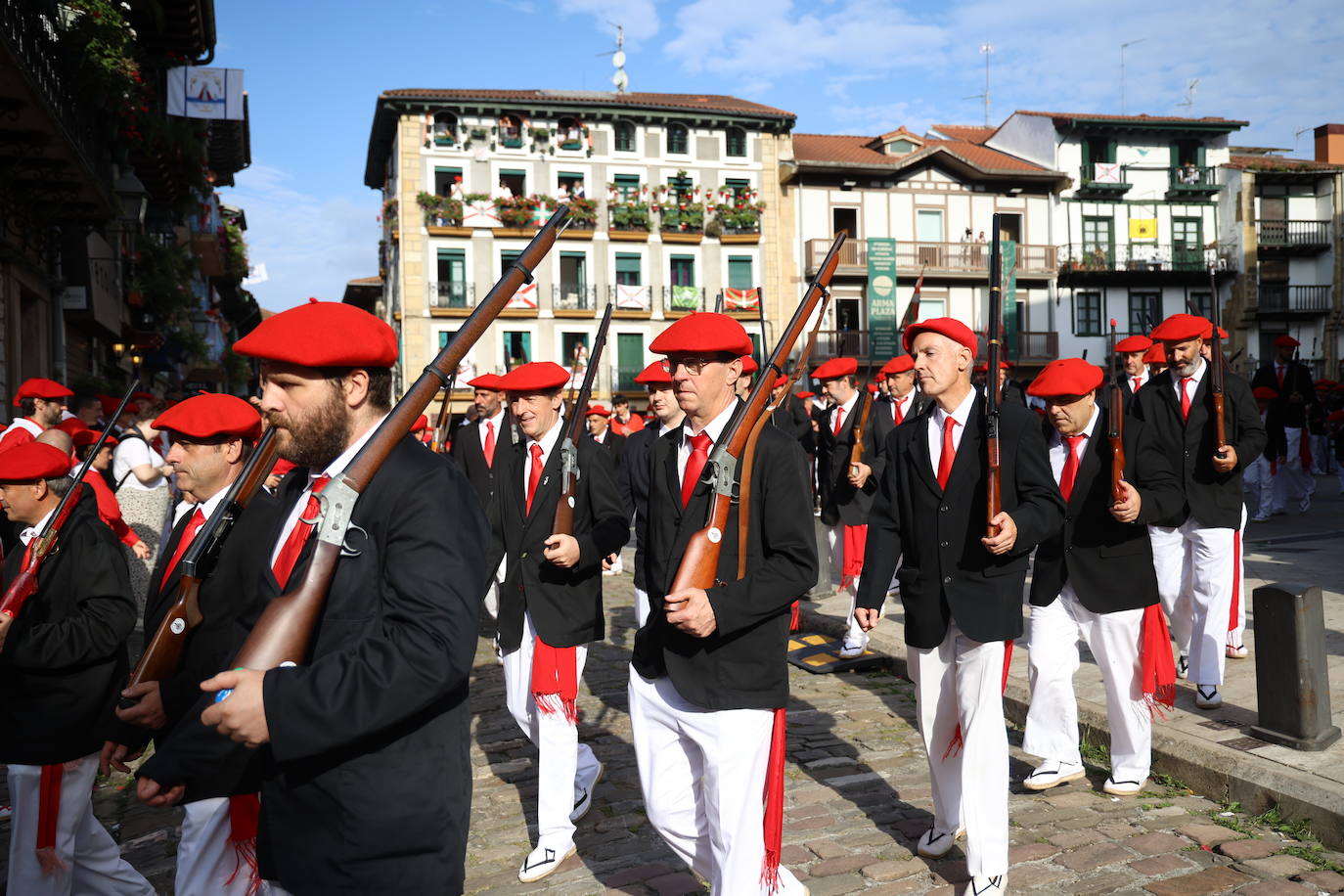 El Alarde de Hondarribia recorre las calles