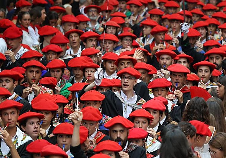 Revive del desfile de Jaizkibel por las calles de Hondarribia.