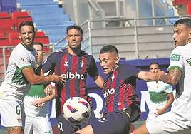 Yanis lucha por el balón ante el Elche ante la mirada de su compañero Quique González.