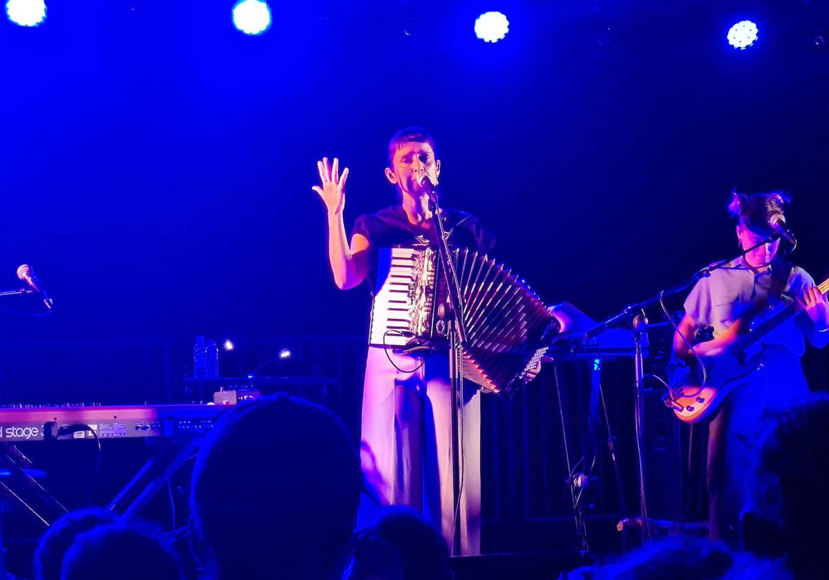 La californiana Julieta Venegas cerró con éxito la segunda jornada del festival Boga Boga celebrada en el Museo Chillida Leku.