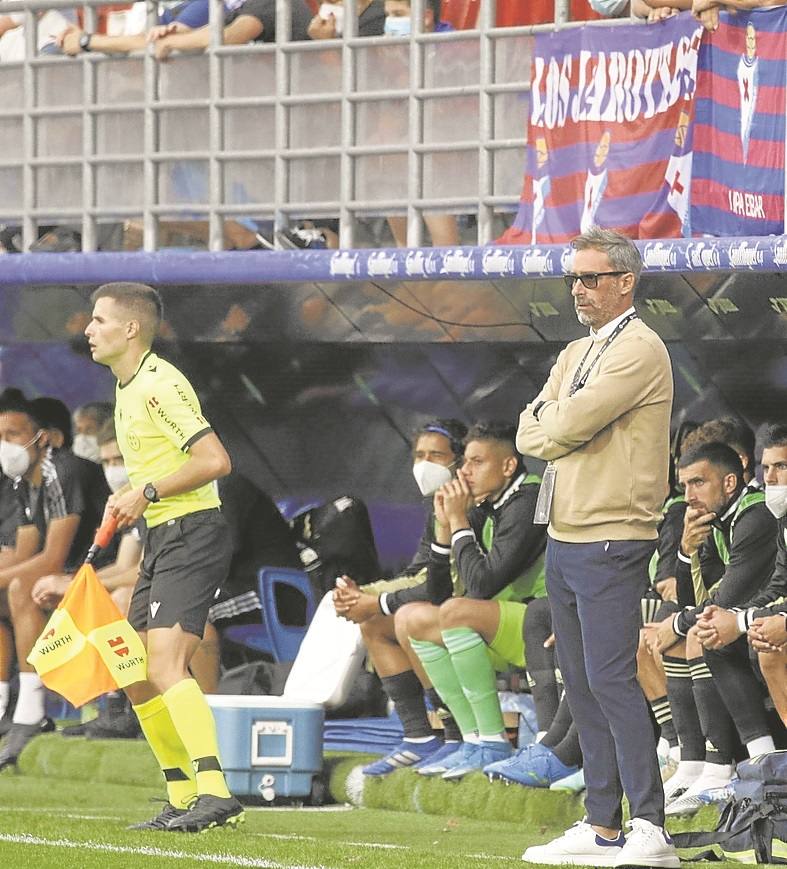 Jon Pérez Bolo en Ipurua al frente de la Ponferradina.