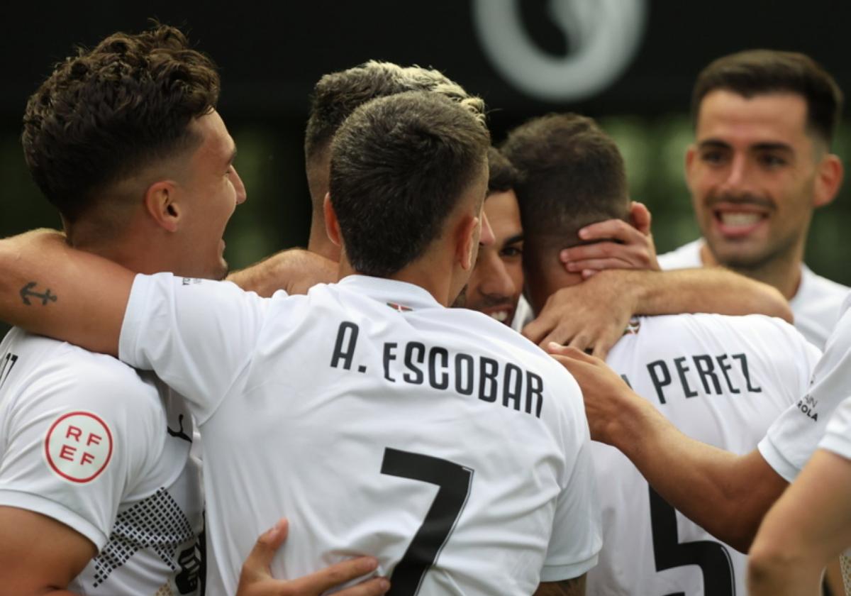 El Real Unión celebrando la victoria en el Gal.