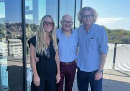 José Luis Rebordinos, en el centro con la periodista donostiarra Naiara Eizaguirre y su marido y director de fotografía Erik Messerschmidt.