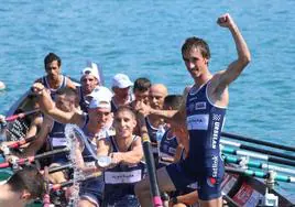 La tripulación de la Bou Bizkaia celebra su victoria en la bahía de La Concha.