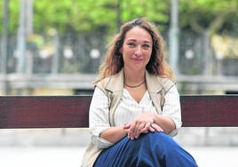 Muriel Larrea, presidenta del PP de Gipuzkoa, posa en un banco de la céntrica plaza del Ensanche de Irun.