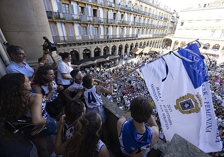 Una Izada veraniega para recibir a las campeonas de Arraun Lagunak