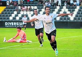 Alberto Solís celebra uno de sus dos goles al Majadahonda este domingo en Gal.