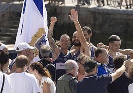 Los remeros de Urdaibai, entre ellos Iñaki Goikoetxea 'Tabero', celebrando la bandera de La Concha lograda el pasado domingo.