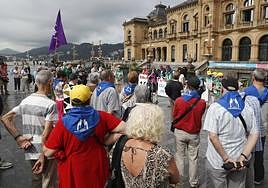Miembros del Movimiento de Pensionistas Euskal Herria participan este lunes en una concentración celebrada en San Sebastián tras el parón estival.