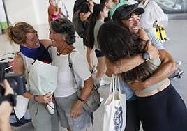Varios viajeros procedentes de Marrakech se abrazan a sus allegados tras aterrizar el domingo en Loiu.