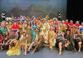 Buena parte del elenco de 'La corte de faraón' posa sobre el escenario del Victoria Eugenia.