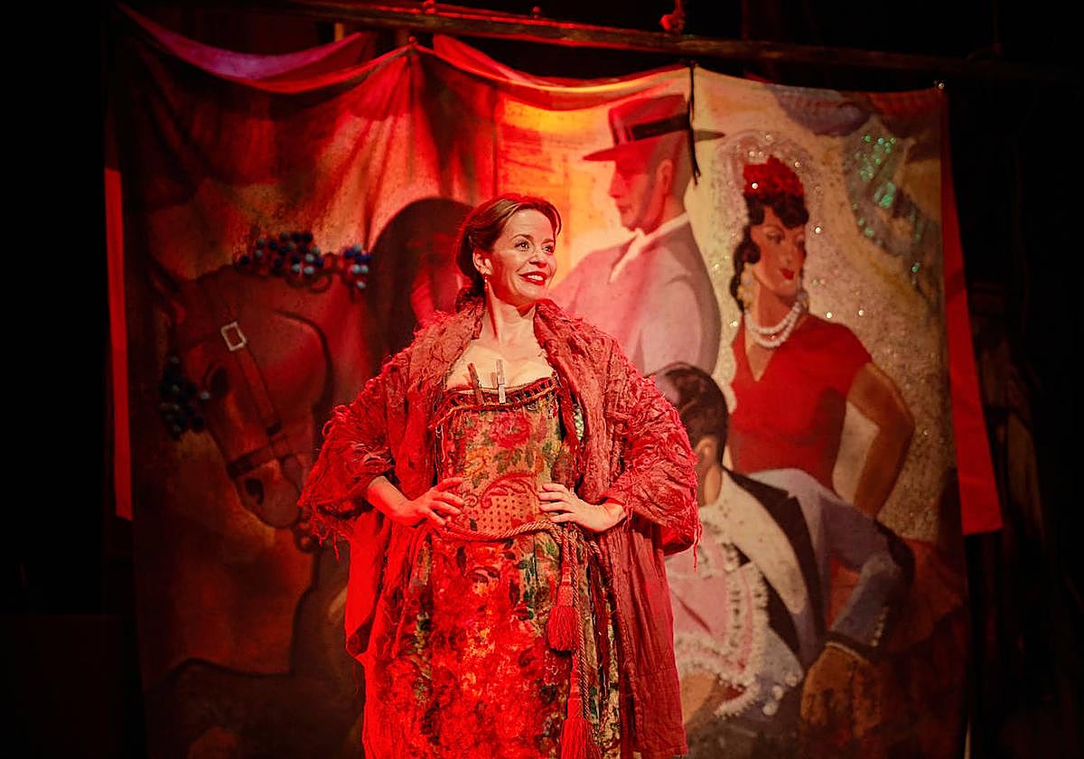 María Adánez encarna a Carmela.