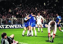 Bakero abraza a Diego tras marcar gol en la vuelta de la semifinal disputada en Hamburgo en abril de 1983.