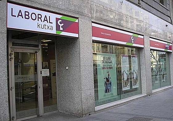 Exterior de una oficina de Laboral Kutxa