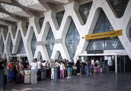 Cola de turistas en el aeropuerto de Marrakech.