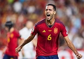 Mikel Merino celebra con efusividad su gol ante Chipre en Granada.