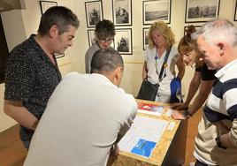 Alberdi, en la izquierda de la imagen, en la presentación de la exposición 'Rif 1923: Fotografías de Eustaquio Berriochoa Elgarresta'.