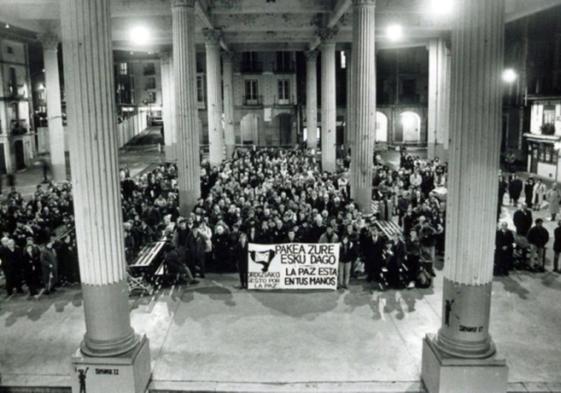 Una de las concentraciones silenciosas llevada a cabo en 1995 en la Plaza Mayor.