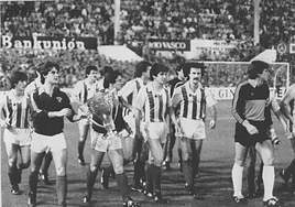Los jugadores de la Real den la vuelta al campo de Atotxa con la Copa de campeones de la liga 80/81 antes de medirse al CSKA de Sofía.