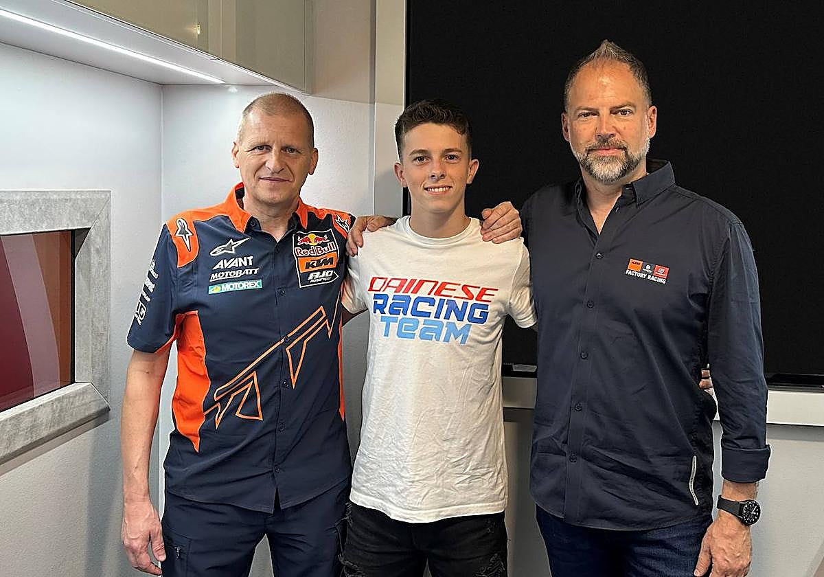 Xabi Zurutuza, con los responsables de RedBull KTM.