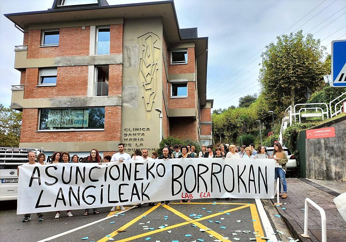 Concrentación este miércoles frente a la clínica Asunción.
